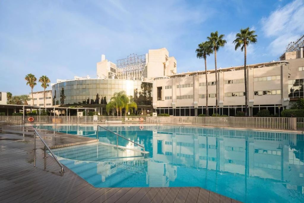 🌴 Espectacular Oasis Urbano con Súper Piscina en Sevilla