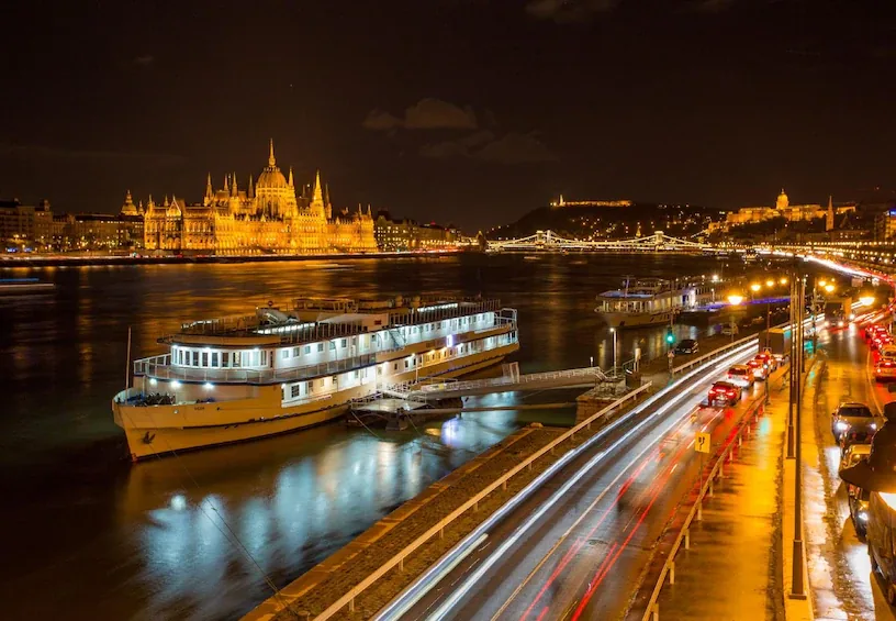🚢¡Escapada Flotante a Budapest! 4 Días con Vuelos + Hotel Barco + Desayuno