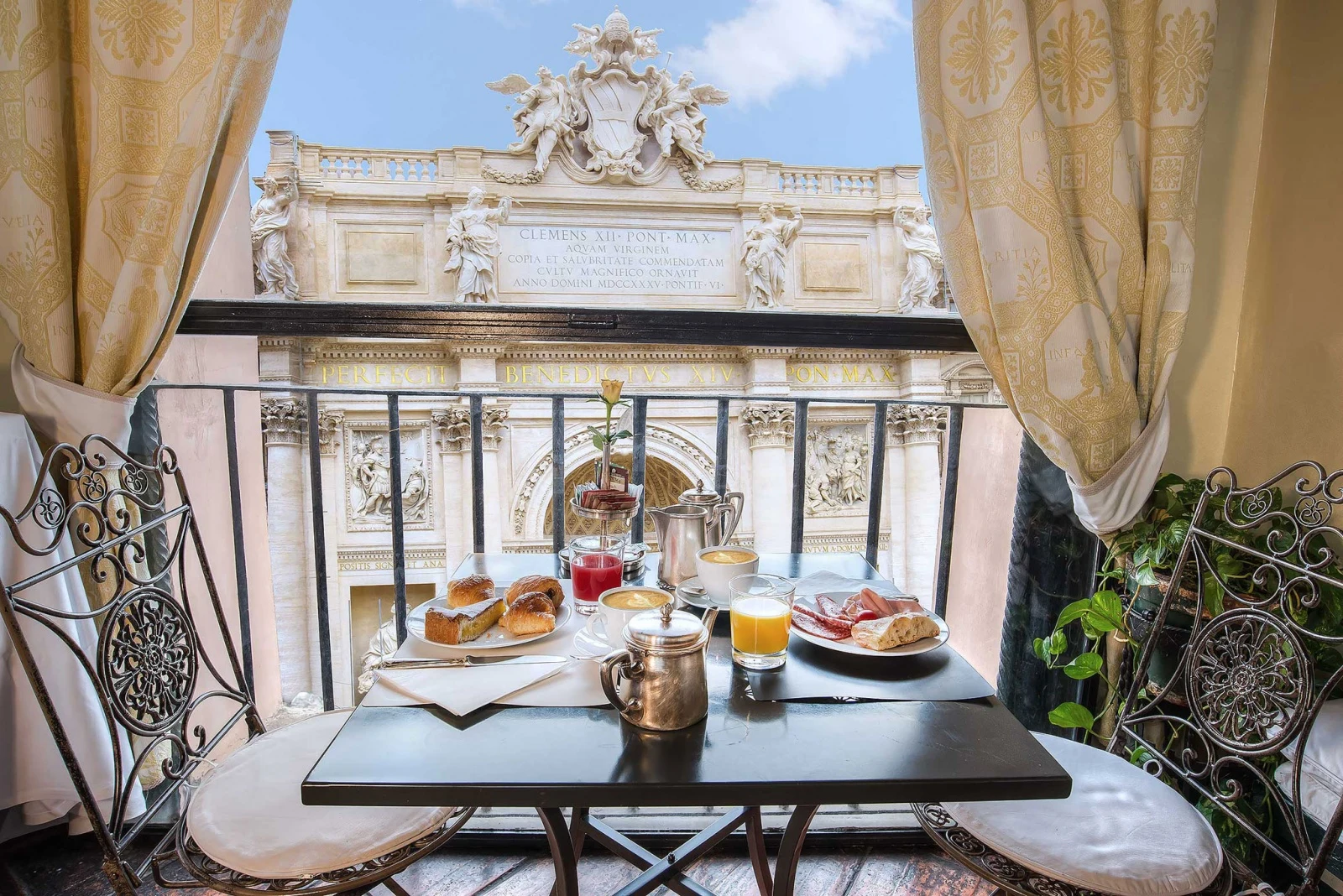 Noche + Desayuno con vistas a la Fontana di Trevi