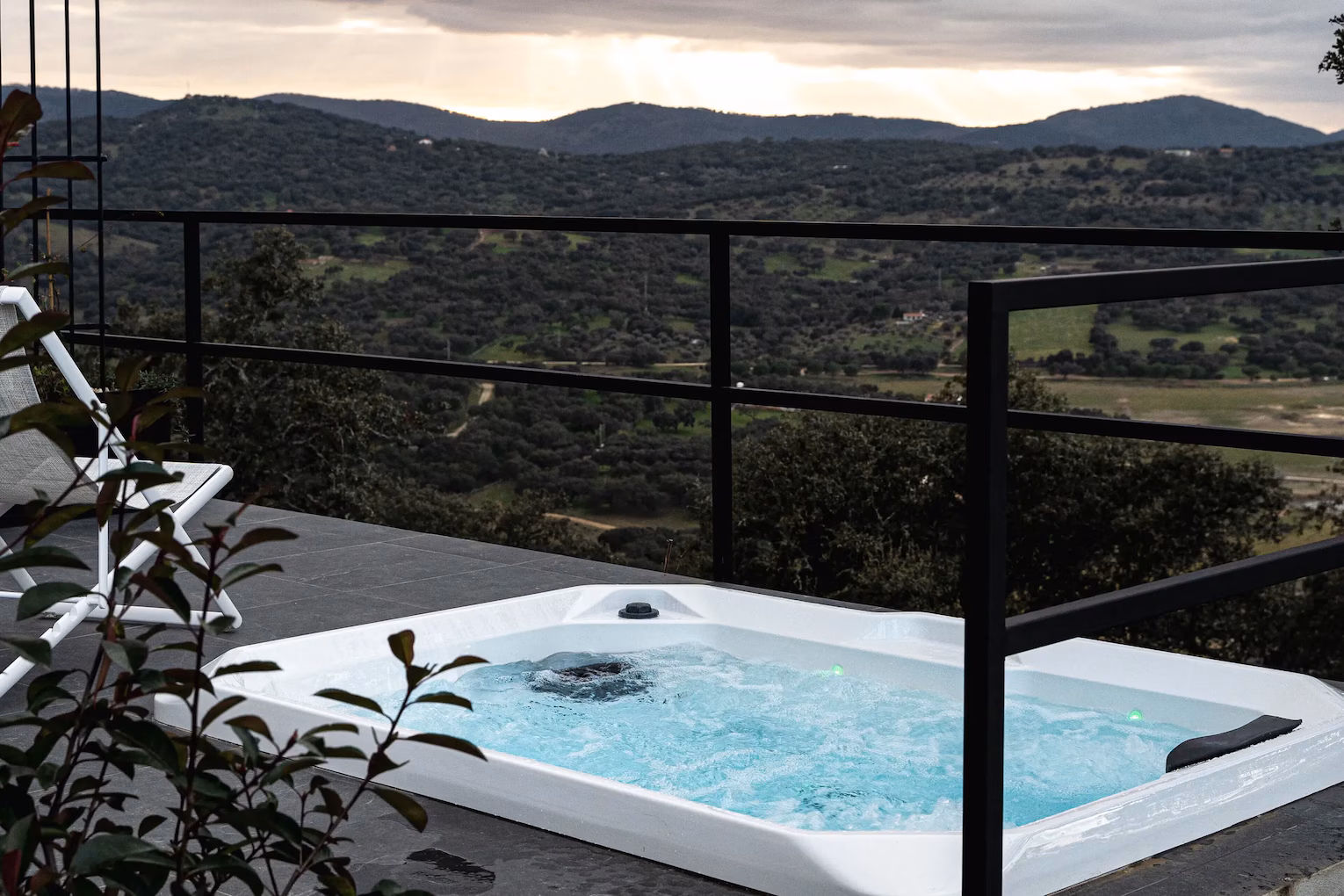 💎​¡Lujazo rural de 5⭐️! Desconecta en un hotel boutique con piscina infinita y vistas de cine