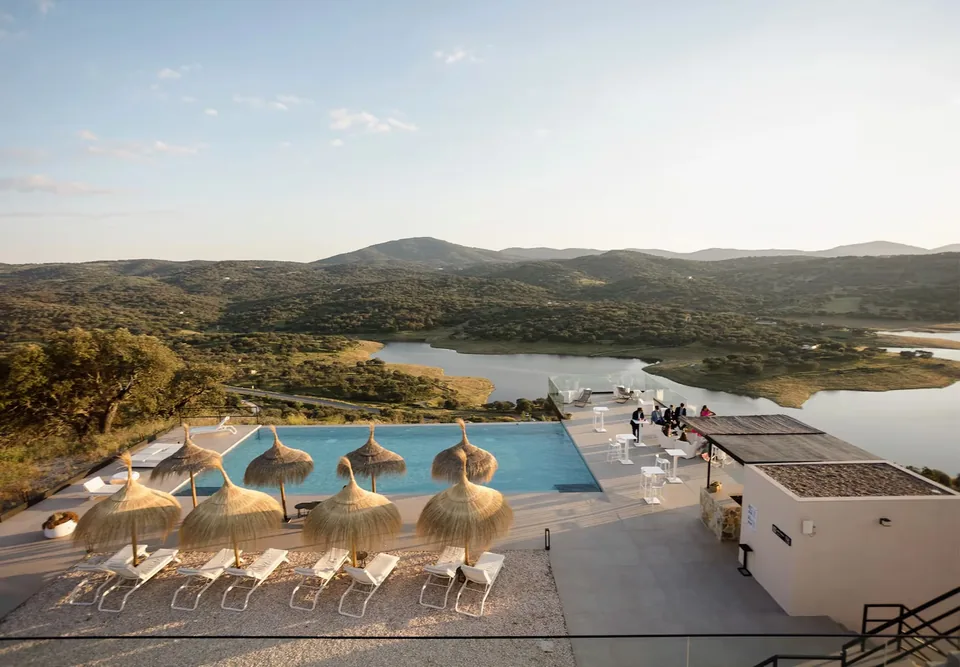 💎​¡Lujazo rural de 5⭐️! Desconecta en un hotel boutique con piscina infinita y vistas de cine