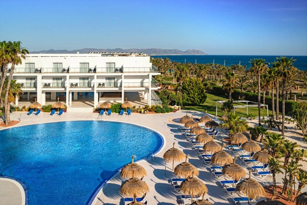 🍽️ Resort 4* + Desayunos + Cenas en El Toyo