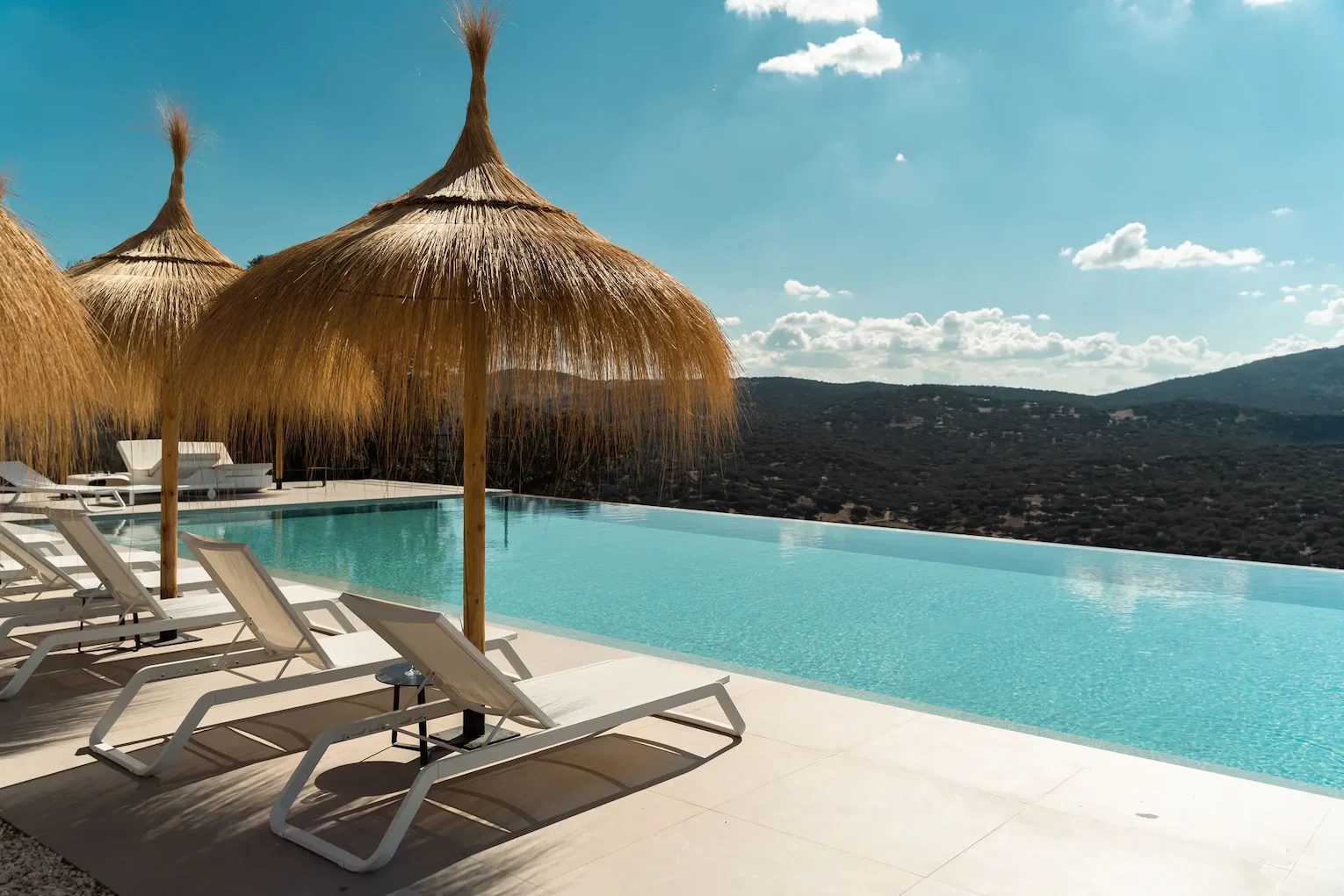 💎​¡Lujazo rural de 5⭐️! Desconecta en un hotel boutique con piscina infinita y vistas de cine